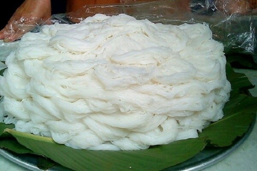 Ưu tiên mua bún tại các lò làm bún truyền thống, siêu thị hoặc cửa hàng thực phẩm sạch có giấy chứng nhận an toàn vệ sinh thực phẩm.