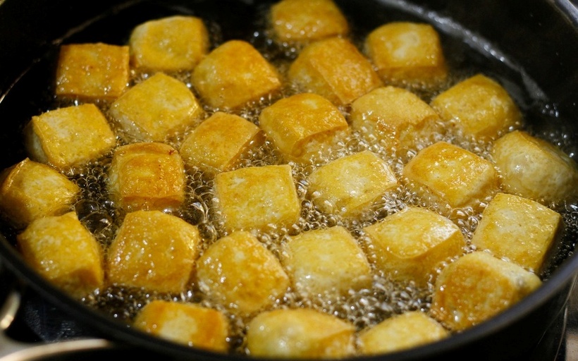 Rán đậu không khó, khó là làm sao cho ngoài giòn trong mềm, không nát, không ngấm dầu – làm đúng cách là ăn hoài không ngán.