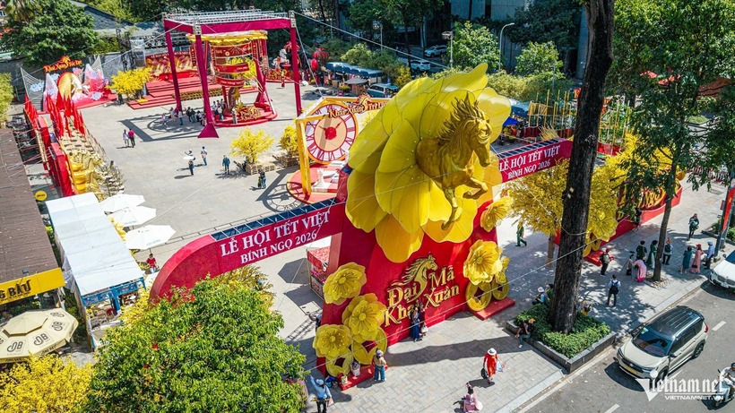 Linh vật ngựa được đặt tại cổng chính, với tạo hình như đang bay ra từ đóa hoa mai vàng rực rỡ. Ảnh: Vietnamnet.
