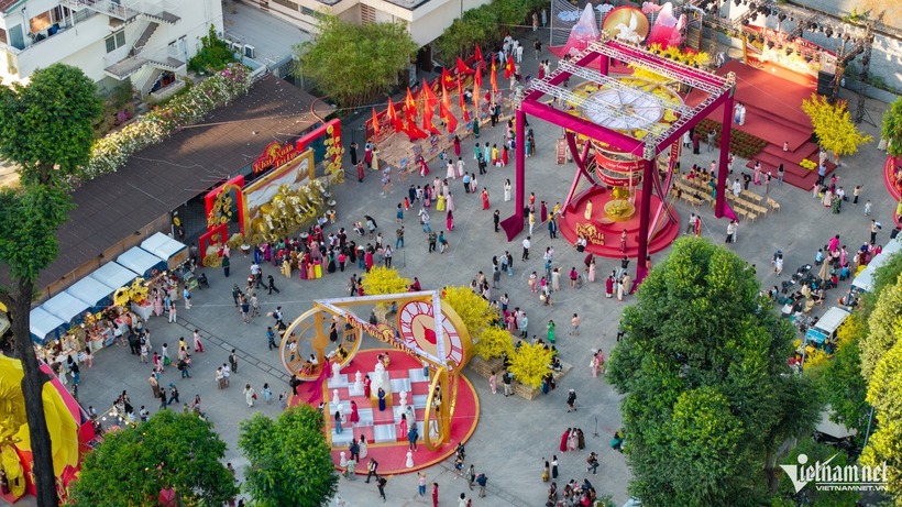 Chiêm ngưỡng linh vật ngựa "bay" ra từ hoa mai đang gây sốt tại trung tâm TP.HCM - 3