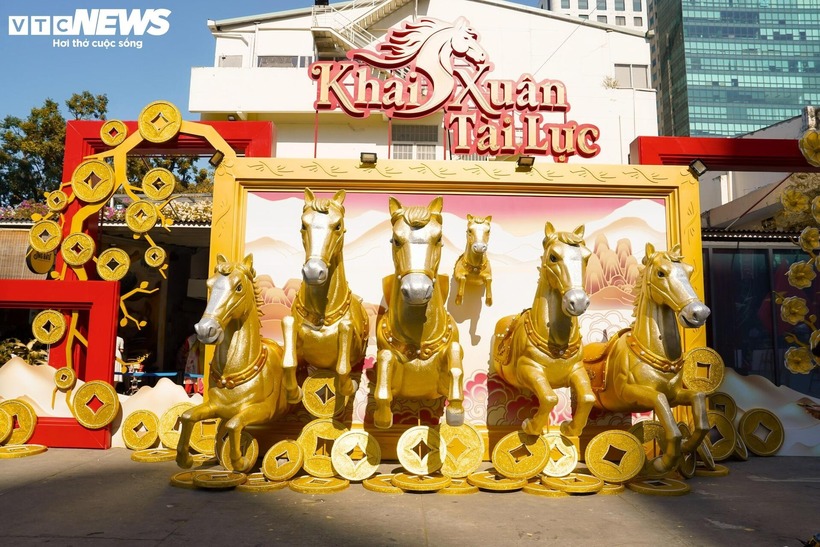 Ngoài hình tượng ngựa ngay tại cổng chính này, trong khuôn viên sân 4A của Nhà văn hóa Thanh niên sẽ còn 6 mô hình gắn với con ngựa. Ảnh: VTC News.