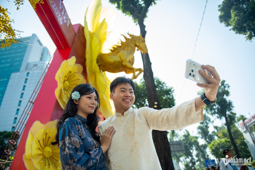 Hình ảnh ngựa "bay" ra từ hoa mai thu hút nhiều người dân đến chụp ảnh, check-in.