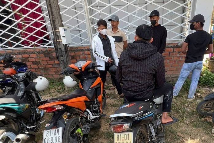 Không chấp hành hiệu lệnh dừng xe, nhóm thanh niên Gia Lai chạy xe vào đám cưới ven đường để trốn CSGT. Ảnh: NLĐ