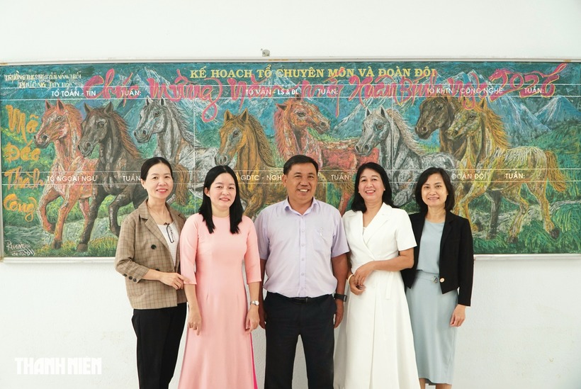 Bức tranh "mã đáo thành công" trên nền bảng đen là không gian check-in xuân Bính Ngọ của giáo viên nhà trường. Ảnh: Thanh niên