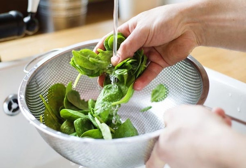 Việc có nên vò rau trước khi nấu canh phụ thuộc vào loại rau bạn chế biến.