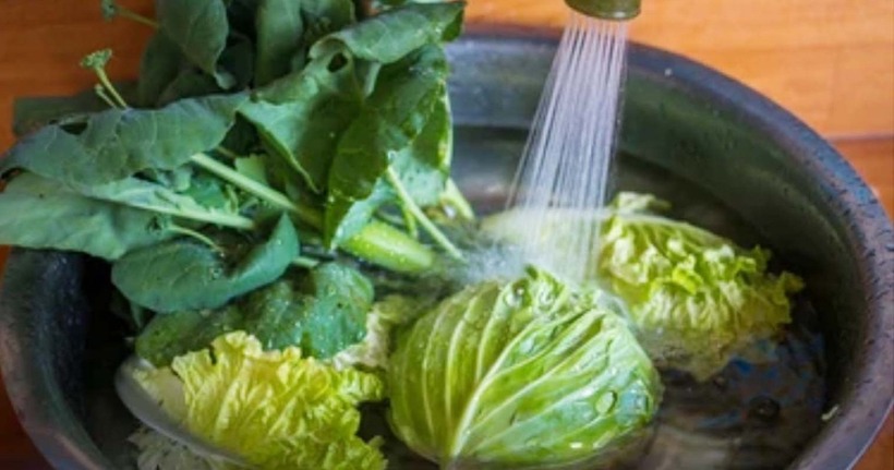 Hãy nhớ kỹ thần chú "Rửa sạch rồi mới vò" và chỉ vò nhẹ tay để bảo vệ nguồn vitamin quý giá cho sức khỏe cả gia đình.