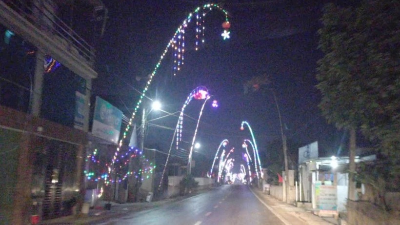 Người dân dựng cây nêu đón Tết Nguyên đán. Ảnh: PLO.