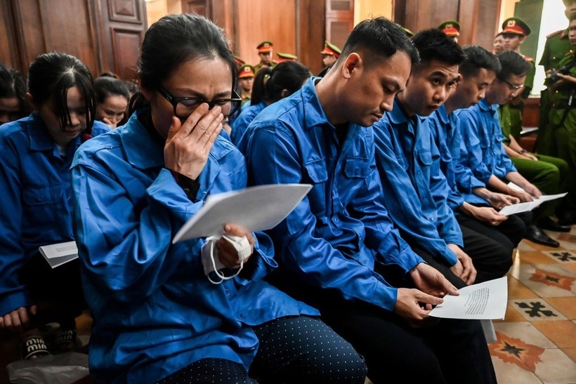 Bị cáo Hồ Thị Thanh Phương (trong cùng, bìa trái) cùng đồng phạm tại tòa. (Ảnh: Dân trí)