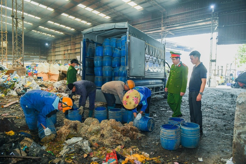 Toàn bộ hơn 5 tấn giá đỗ vi phạm được các lực lượng chức năng chuyển đi tiêu hủy. Ảnh: Báo Hải Phòng
