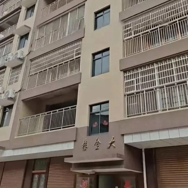 Hàng xóm đều là người thân trong họ hàng nên sinh hoạt hằng ngày hòa thuận, không xảy ra xích mích mâu thuẫn.