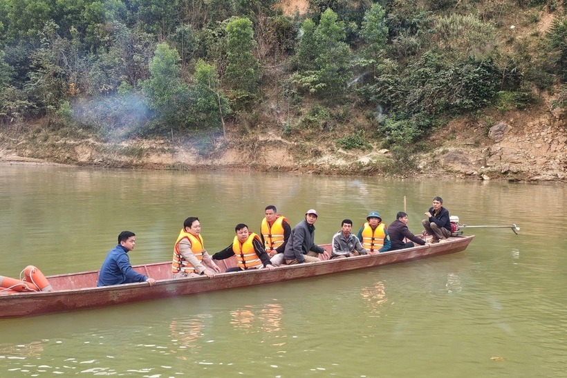 Lực lượng chức năng tổ chức tìm kiếm người đàn ông mất tích tại khu vực lòng hồ thủy điện Nhàn Hạc. (Ảnh: Dân trí)
