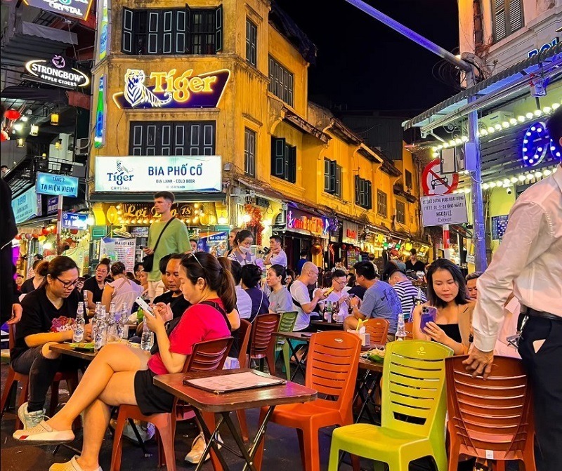 Về đêm, phố Tạ Hiện “thay áo”, trở nên sôi nổi và đầy sức sống.