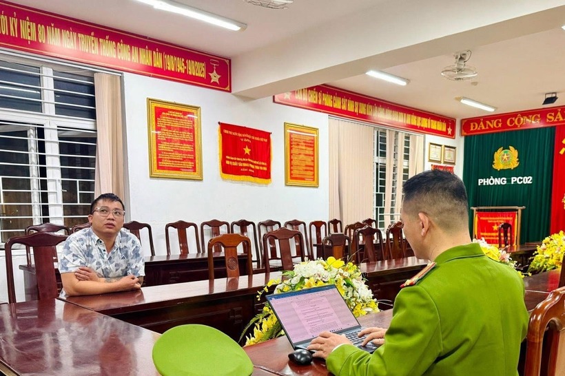 Đối tượng Vũ Tuấn Đạt tại cơ quan công an. Ảnh: Báo Pháp luật.