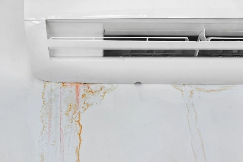 Tình trạng chảy nước ở điều hòa không chỉ gây ẩm ướt, làm hỏng tường sơn, sàn gỗ mà còn tạo điều kiện cho vi khuẩn, nấm mốc phát triển.