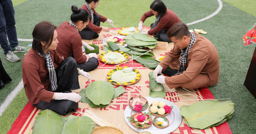 Phần thi gói bánh chưng, nơi các học viên cùng người thân quây quần, sẻ chia không khí Tết sum vầy.