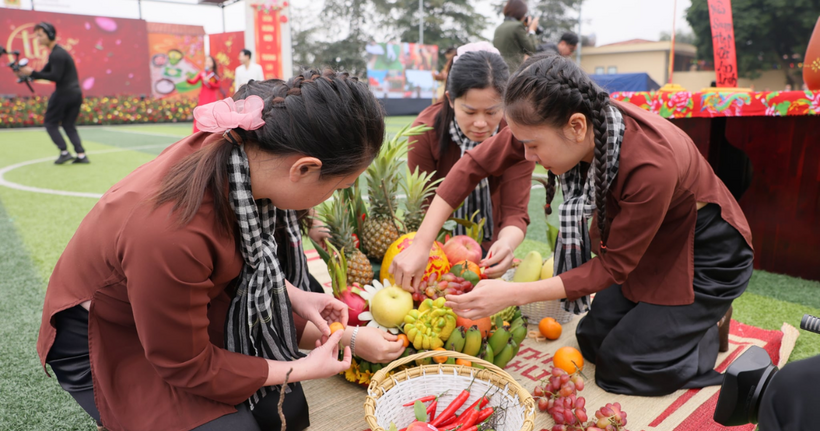 Các học viên bày mâm ngũ quả.