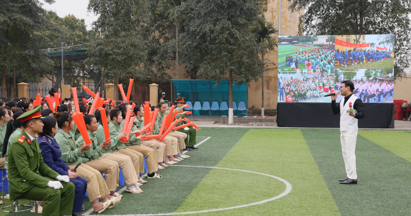 Các học viên tại Cơ sở cai nghiện số 1 TP Hà Nội giao lưu văn nghệ với khách mời.