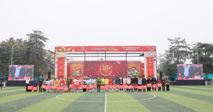 Ban tổ chức tặng quà cho 40 cháu của Phòng chăm sóc người có hoàn cảnh đặc biệt thuộc Cơ sở bảo trợ xã hội số 1 Hà Nội đã ở tại cơ sở cai nghiện ma túy số 1 trước đây.