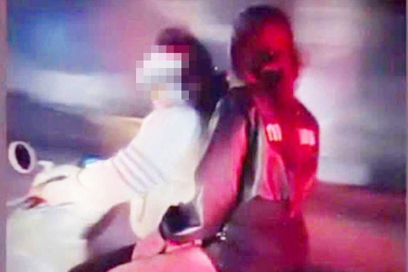 Hai nữ sinh điều khiển xe máy chạy với tốc độ cao trên đường. Ảnh: Dân Trí