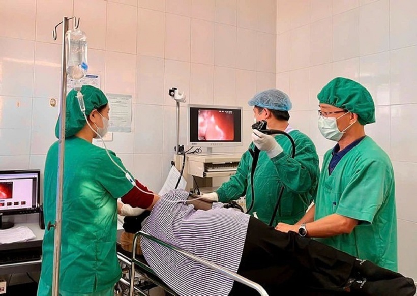 Các bác sĩ tiến hành nội soi can thiệp và gắp dị vật cho bệnh nhân. Ảnh: Tri Thức & Cuộc sống.