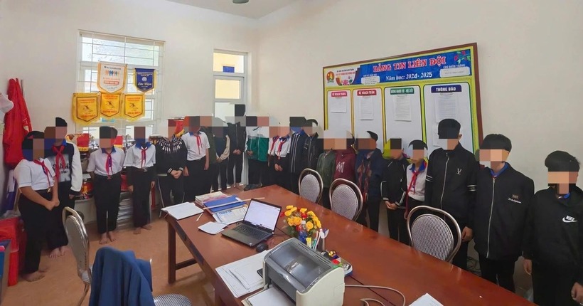 23 học sinh tại trụ sở Công an xã Phong Nha. Ảnh: Tiền phong