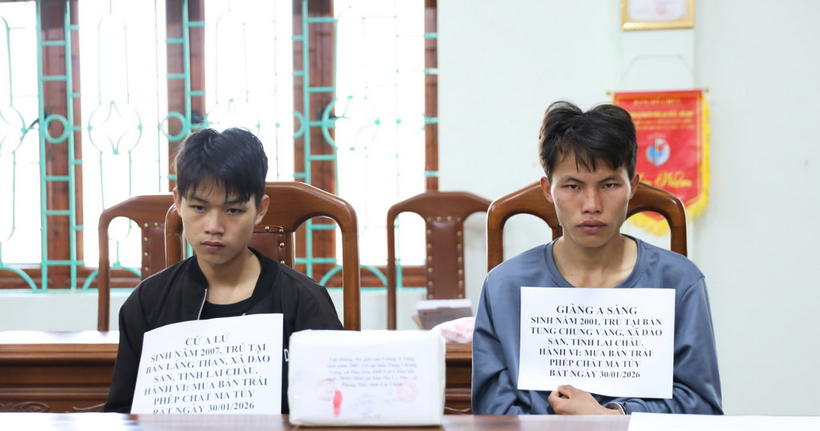 Các đối tượng cùng tang vật của vụ án tại cơ quan công an. (Ảnh: Công an Lai Châu)