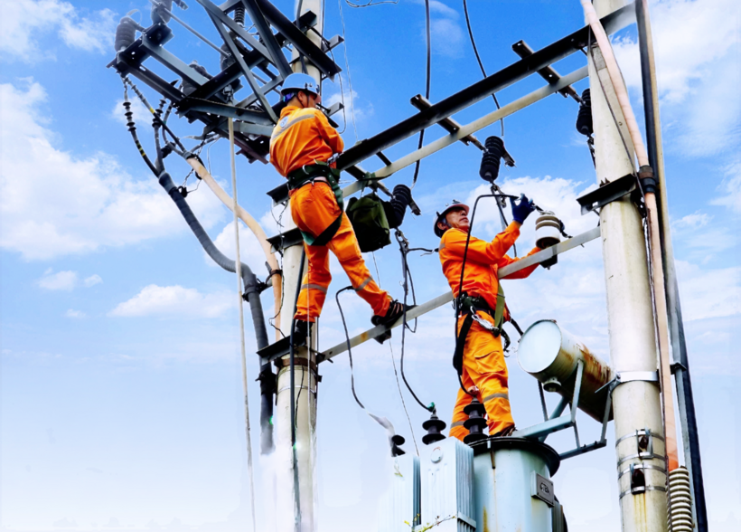 Nhân viên Đội QLĐLKV Hạ Long xử lý khiếm khuyết lưới điện trung thế