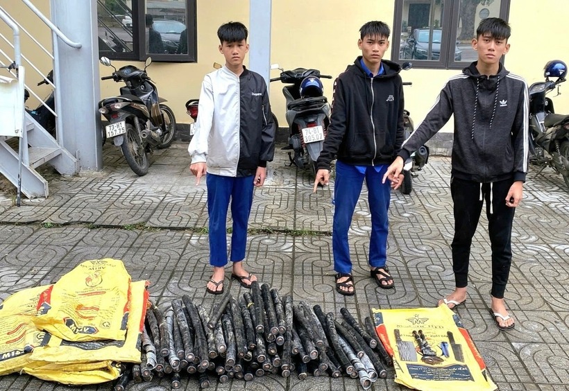 Các đối tượng cùng tang vật trộm cắp được. (Ảnh: Tiền phong)