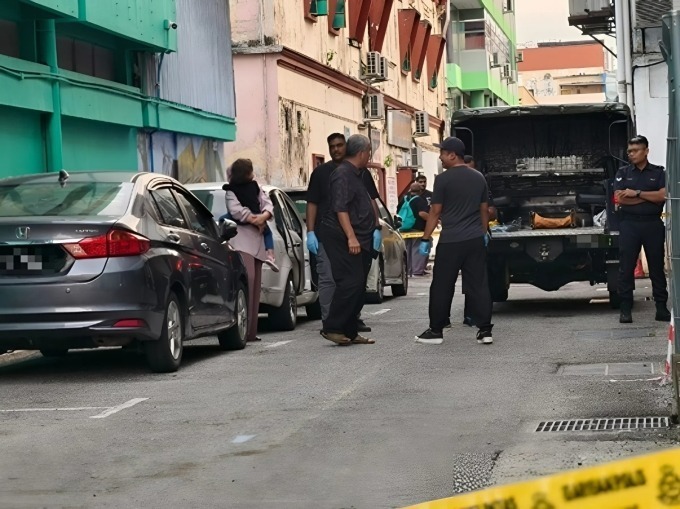 Cảnh sát kiểm tra hiện trường. Ảnh: Star