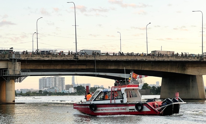 Cảnh sát huy động cano đến sông Sài Gòn tìm kiếm nạn nhân. (Ảnh: Dân trí)