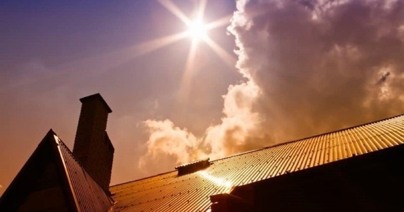 Ưu tiên sử dụng sơn sáng màu như trắng, xanh nhạt hoặc be để hạn chế hấp thụ nhiệt.