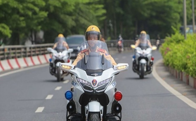 CSGT sẽ sử dụng xe chuyên dụng để dẫn đường hỗ trợ người dân về quê. (Ảnh: Lao động)