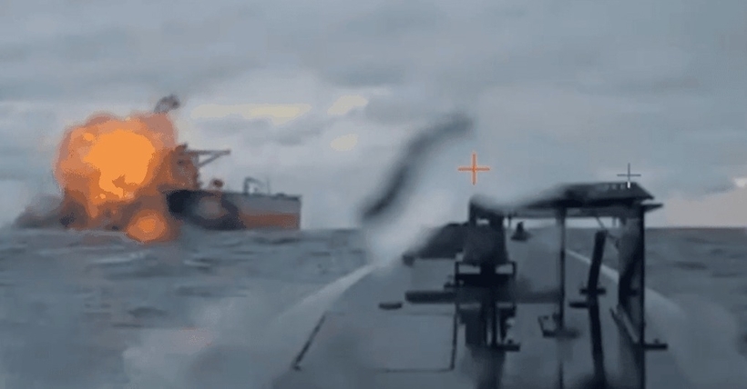 Ukraine đăng video tấn công tàu dầu nghi của Nga. Ảnh: Telegram