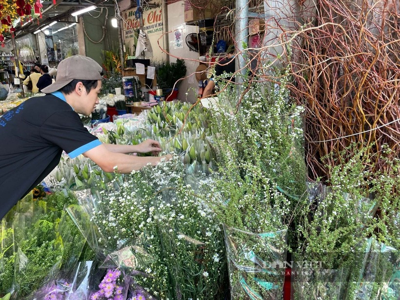 Hiện sức mua hoa Tết chưa tăng đột biến, nhiều tiểu thương thiện chí bán giá mềm để khách mua trang trí nhà cửa, văn phòng công ty. Một số nơi còn niêm yết giá rõ ràng cho khách chọn lựa. Dự kiến khoảng vài ngày nữa, đào phía Bắc về thành phố còn nhiều hơn.