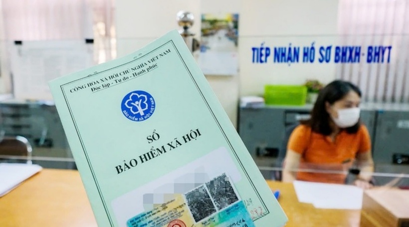 Dù thu nhập bình quân của người lao động Việt Nam tiếp tục cải thiện, cách xác định tiền lương làm căn cứ đóng bảo hiểm xã hội tại nhiều doanh nghiệp vẫn chưa phản ánh đúng thu nhập thực tế. (Ảnh minh họa: Tuổi trẻ)