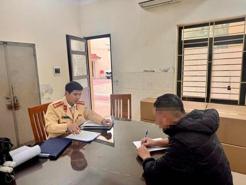 Tài xế điều khiển xe đầu kéo làm việc tại cơ quan Công an, ngày 02/02/2026.