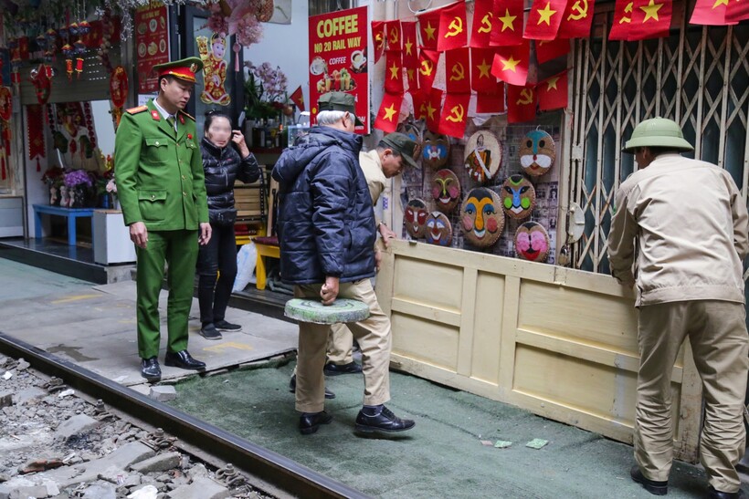 Một số hộ dân đặt các tấm gỗ phẳng dọc đường ray, tạo điểm đứng “check-in” cho khách tham quan.