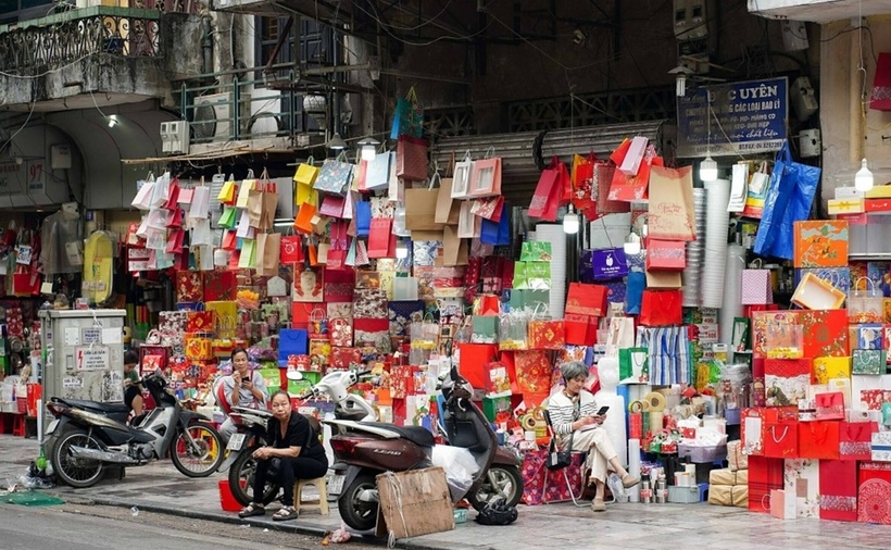Hộ kinh doanh mặt hàng văn phòng phẩm trên phố Hàng Chiếu, Hà Nội. (Ảnh: VnExpress)