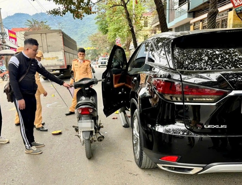 Công an khám nghiệm hiện trường, điều tra nguyên nhân vụ tai nạn giao thông. (Ảnh: Dân trí)