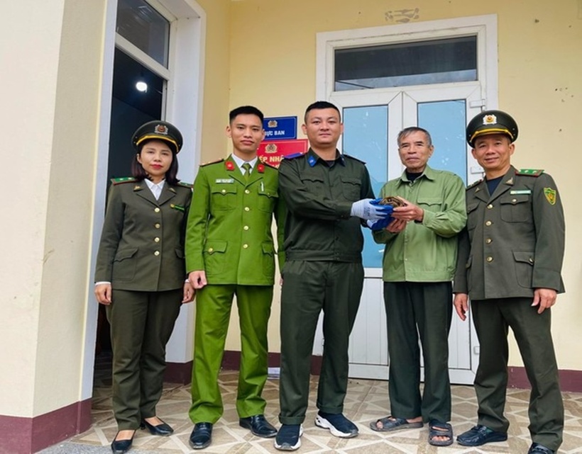 Ông Báu bàn giao cá thể rùa núi vàng quý hiếm cho lực lượng chức năng. (Ảnh: Công an)