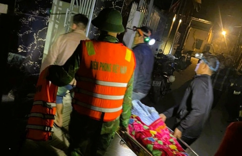 Lực lượng chức năng tìm thấy thi thể người đàn ông rơi xuống biển mất tích. (Ảnh: Người lao động)