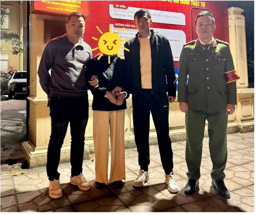 Công an phường Yên Bái bắt giữ đối tượng truy nã. Ảnh: Công an tỉnh Lào Cai.