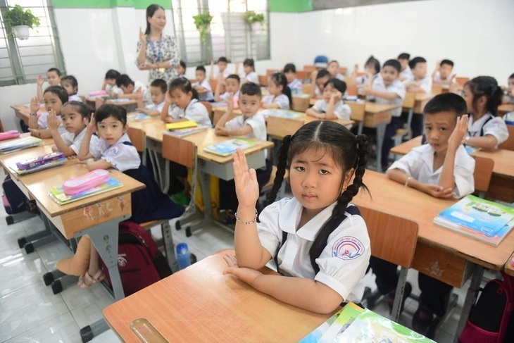 Học sinh lớp 1 Trường tiểu học Đinh Tiên Hoàng, phường Tăng Nhơn Phú, TP.HCM trong ngày tựu trường. Ảnh: Tuổi trẻ Online