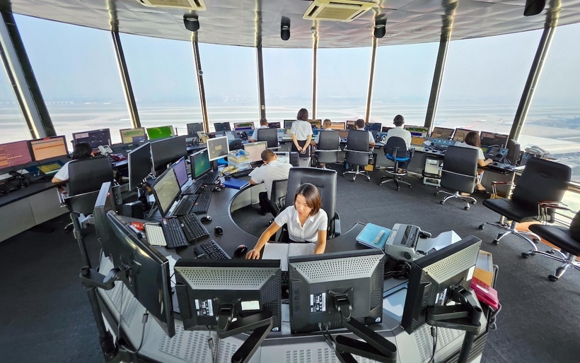 Kíp trực kiểm soát không lưu điều hành bay tại sân bay Nội Bài