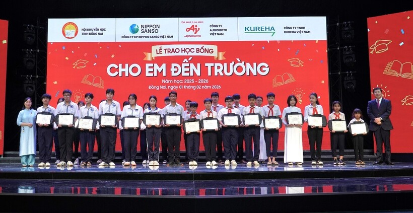 Ông&nbsp;Tsutomu&nbsp;Nara&nbsp;– Tổng Giám đốc Công ty&nbsp;Ajinomoto&nbsp;Việt Nam và bà Lê Thị Mỹ Phượng - Chủ tịch Hội khuyến học tỉnh Đồng Nai trao học bổng đến các em học sinh.