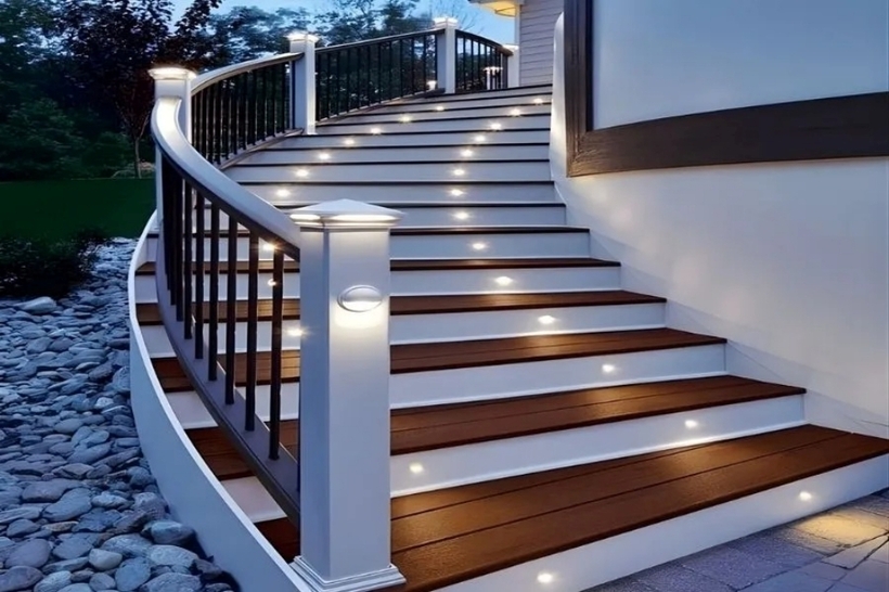 Mẫu cầu thang ngoài trời cho nhà 2 tầng bền đẹp và tiện lợi.