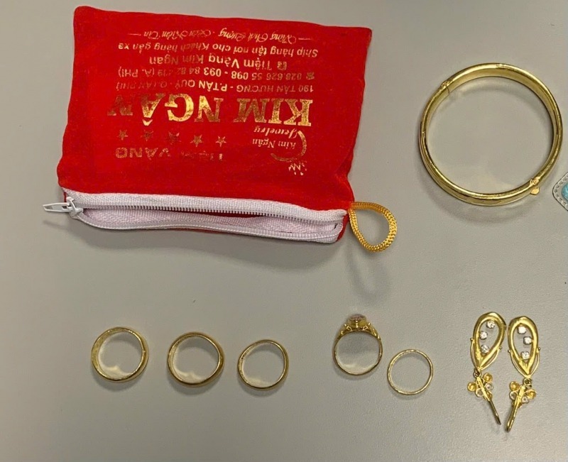 Số vàng chị L bỏ quên tại Cảng HKQT Phú Bài (Huế). (Ảnh: Công an nhân dân)