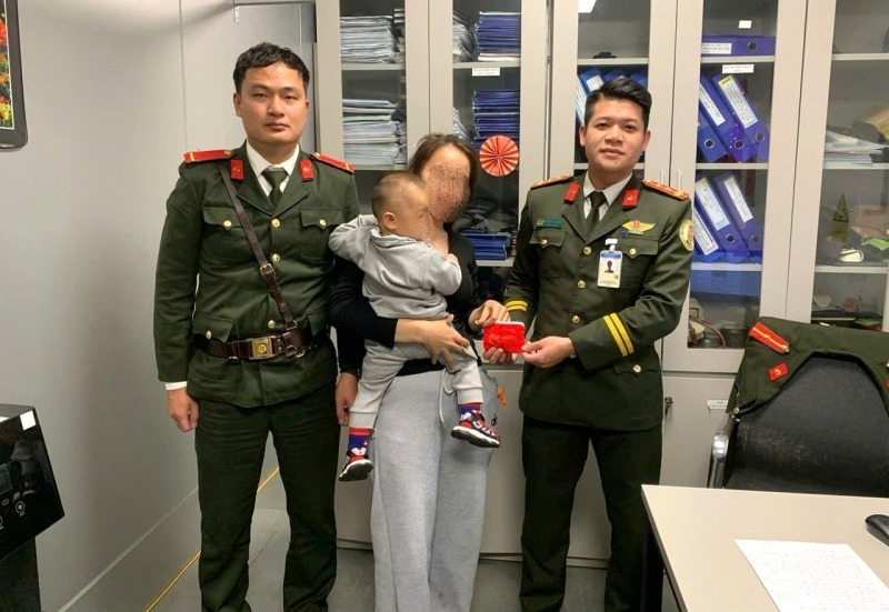 Chị L vui mừng nhận lại tài sản. (Ảnh: Công an nhân dân)