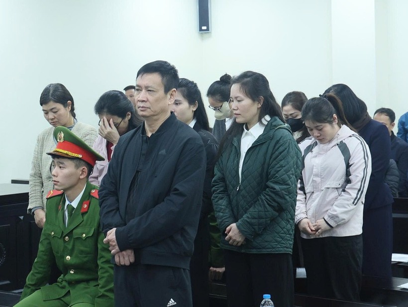 Bị cáo Hải (áo đen) và Hoàn (áo xanh) là 2 chủ mưu buôn lậu, bị đề nghị án cao nhất. (Ảnh: VnExpress)