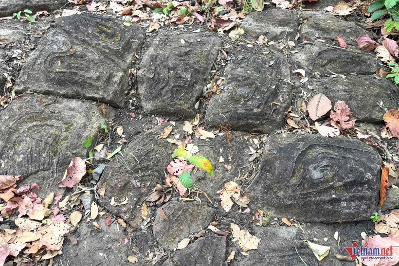 Ông Phạm Trung Kiên, Trạm trưởng Trạm Kiểm lâm Vườn quốc gia Yok Đôn cho biết thêm trên VietnamNet, ngày 17/2/2022, trong quá trình tuần tra bảo vệ rừng, ông và một đồng nghiệp đã phát hiện bãi đá này. Tuy nhiên, thời điểm đó ông chỉ nghĩ đây là những hòn đá bình thường nên không báo cáo cơ quan chức năng. Sự việc chỉ thực sự gây chú ý khi mới đây, trong những lần xuống buôn làng, ông Kiên nghe người dân địa phương kể lại về sự tồn tại của những viên đá mang họa tiết lạ trên núi nên đã báo cấp trên.
